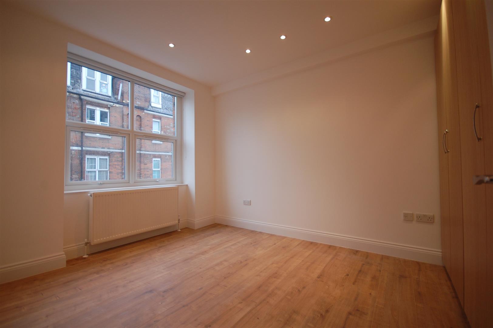 1 bed property in Flat D 34-35 Grand Parade, London
